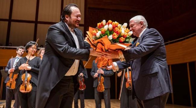 ING Bank Turkey’s Chairman of the Board John Thomas McCarthy presenting flowers to the soloist after the performance during our concert with Concertgebouw Chamber Orchestra in Izmir, Turkey.